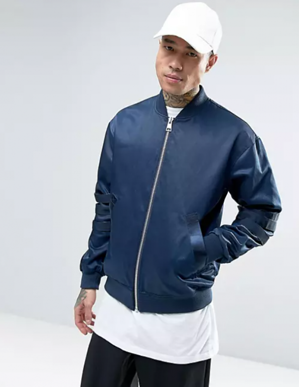 Jaket dengan aplikasi tali ritsleting di sisi lengan